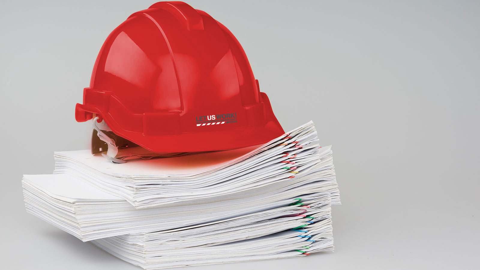 Vorschriften mit rotem Helm